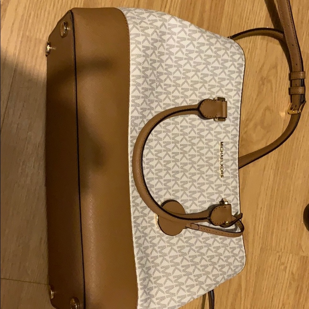Michael Kors purse. OFFER :)